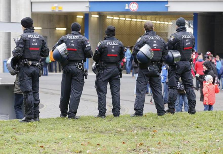 Un cordone di “Polizei” di fronte alla Commerzbank Arena prima di Eintracht-Bayer Leverkusen. Per fortuna durante la partita non  successo nulla. Come nel resto d’Europa. Ap 
